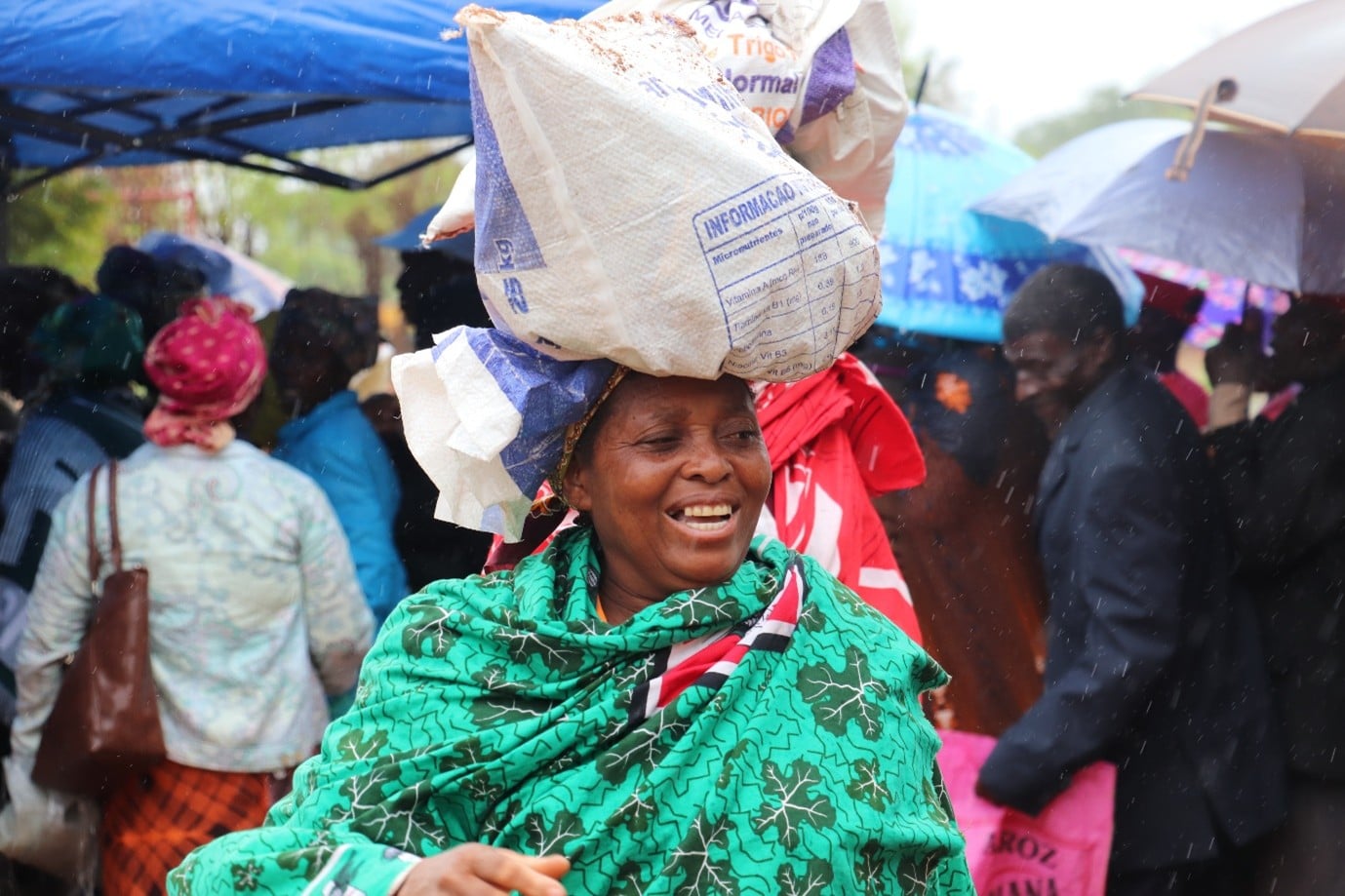 A farmer in Mozambique receives agricultural inputs during the 2023-2024 El Niño