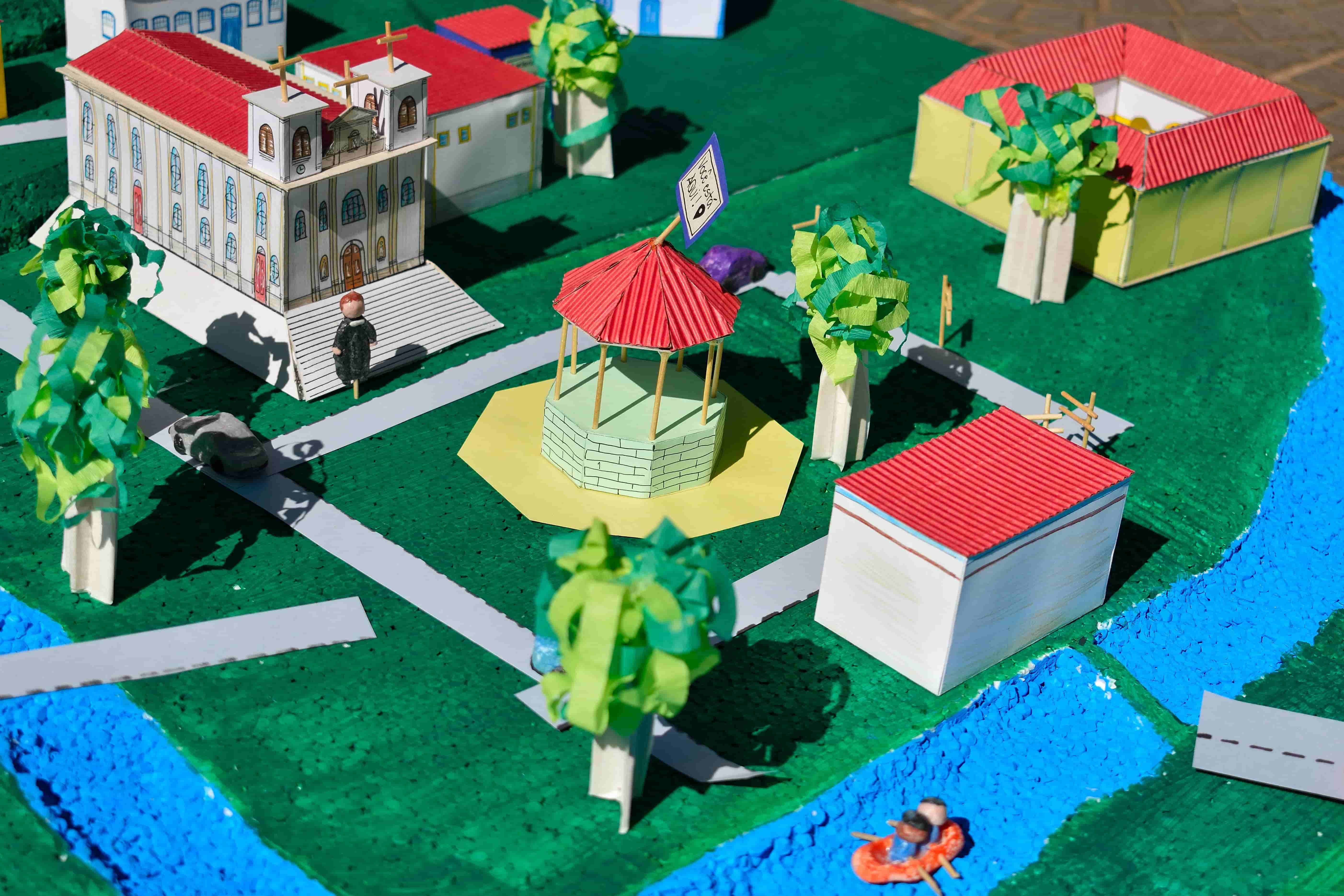 The participatory 3D model, s made of low-cost materials, was used to represent the territory and its elements for the intervention (©Miguel Angel Trejo-Rangel, 2019).