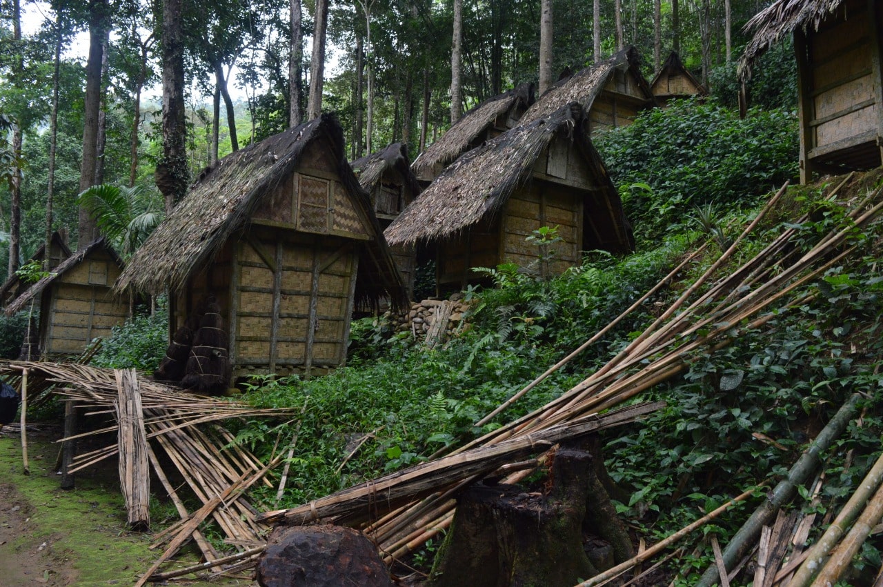 Members of Baduy community must strictly follow the pikukuh when constructing a house.