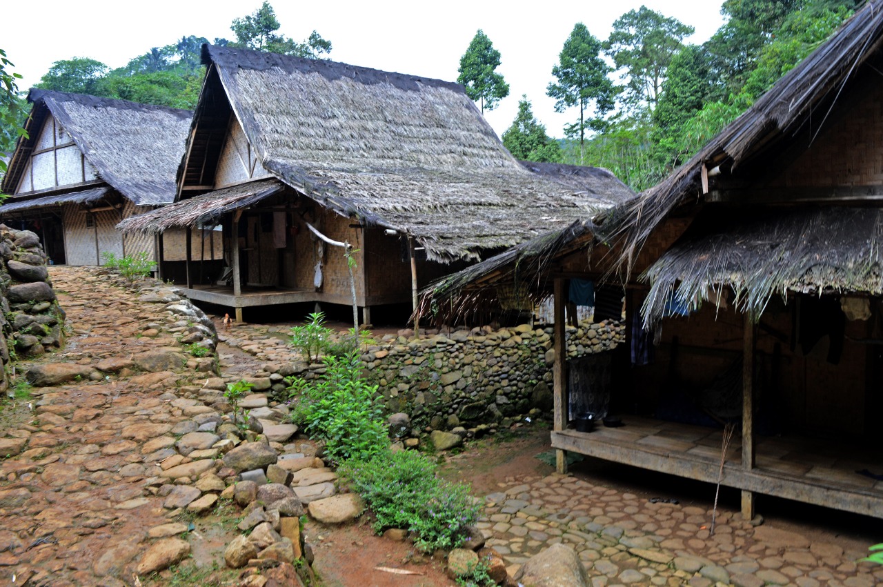 Members of Baduy community must strictly follow the pikukuh when constructing a house. 