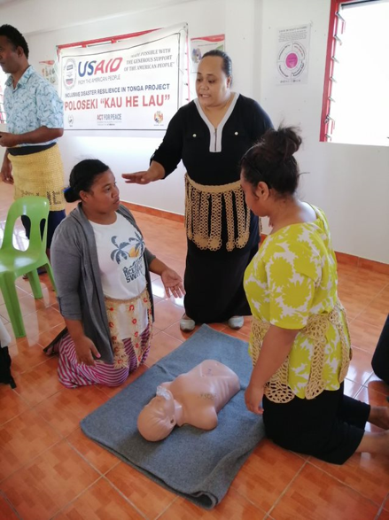 Under the USAID-supported Inclusive Disaster Resilience in Tonga project, persons with disabilities are trained in first aid and disaster risk management. 