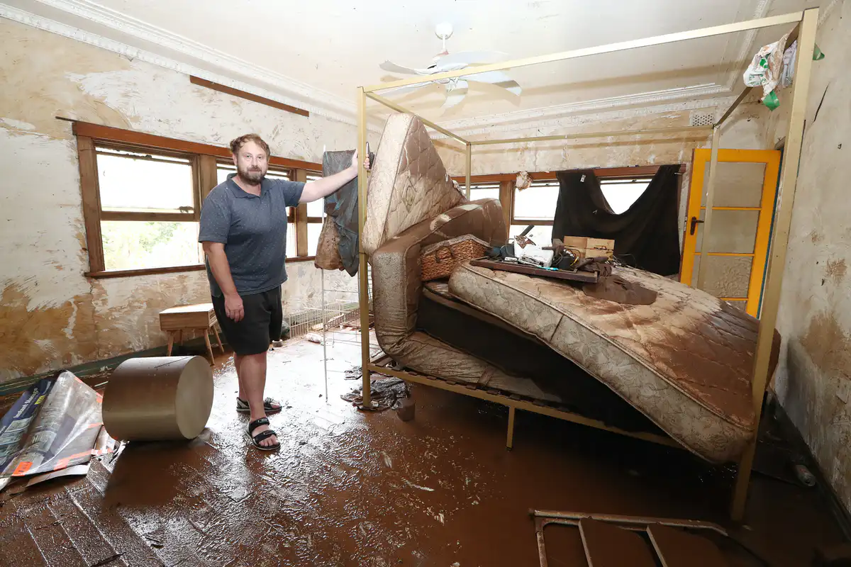 Lismore resident Robert Bialowas cleans out his home on March 3 2022.&nbsp;Jason O'Brien/AAP,&nbsp;CC BY