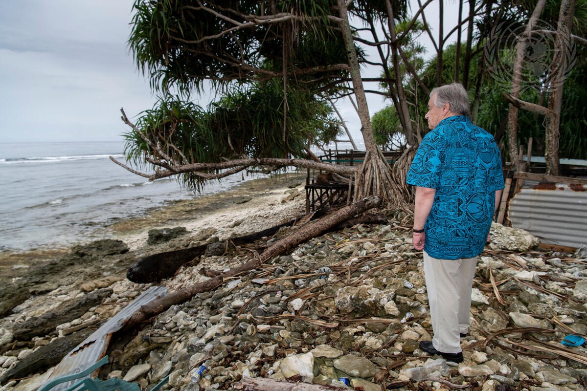 Figure 3. Secretary-General António Guterres looks out over the ocean in Tuvalu (2019). UN Photo/Mark GartenFigure 3. Secretary-General António Guterres looks out over the ocean in Tuvalu (2019). UN Photo/Mark Garten
