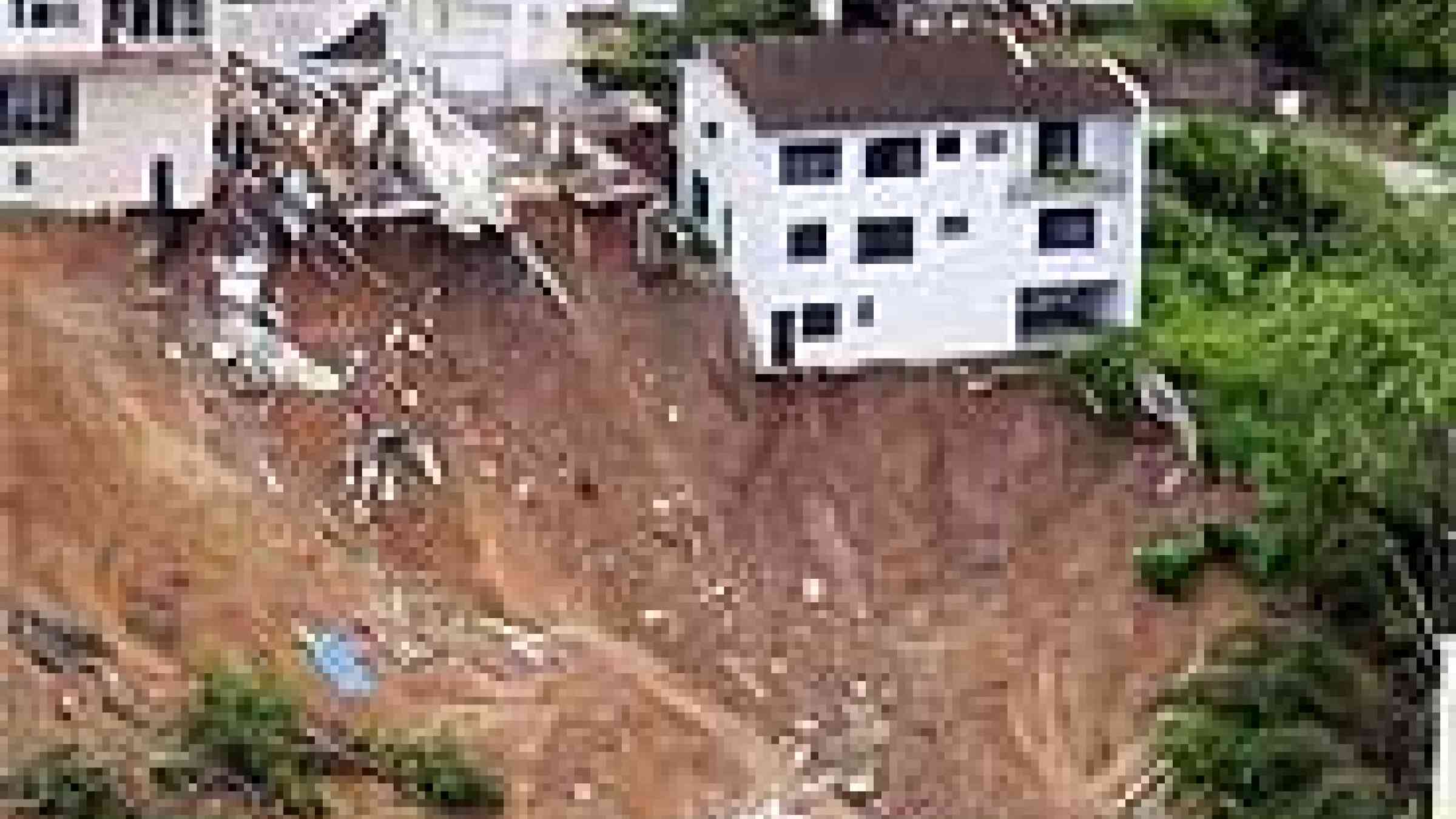 Photo source: http://daveslandslideblog.blogspot.com/2008/11/brazil-landslide-disaster-videos.html
