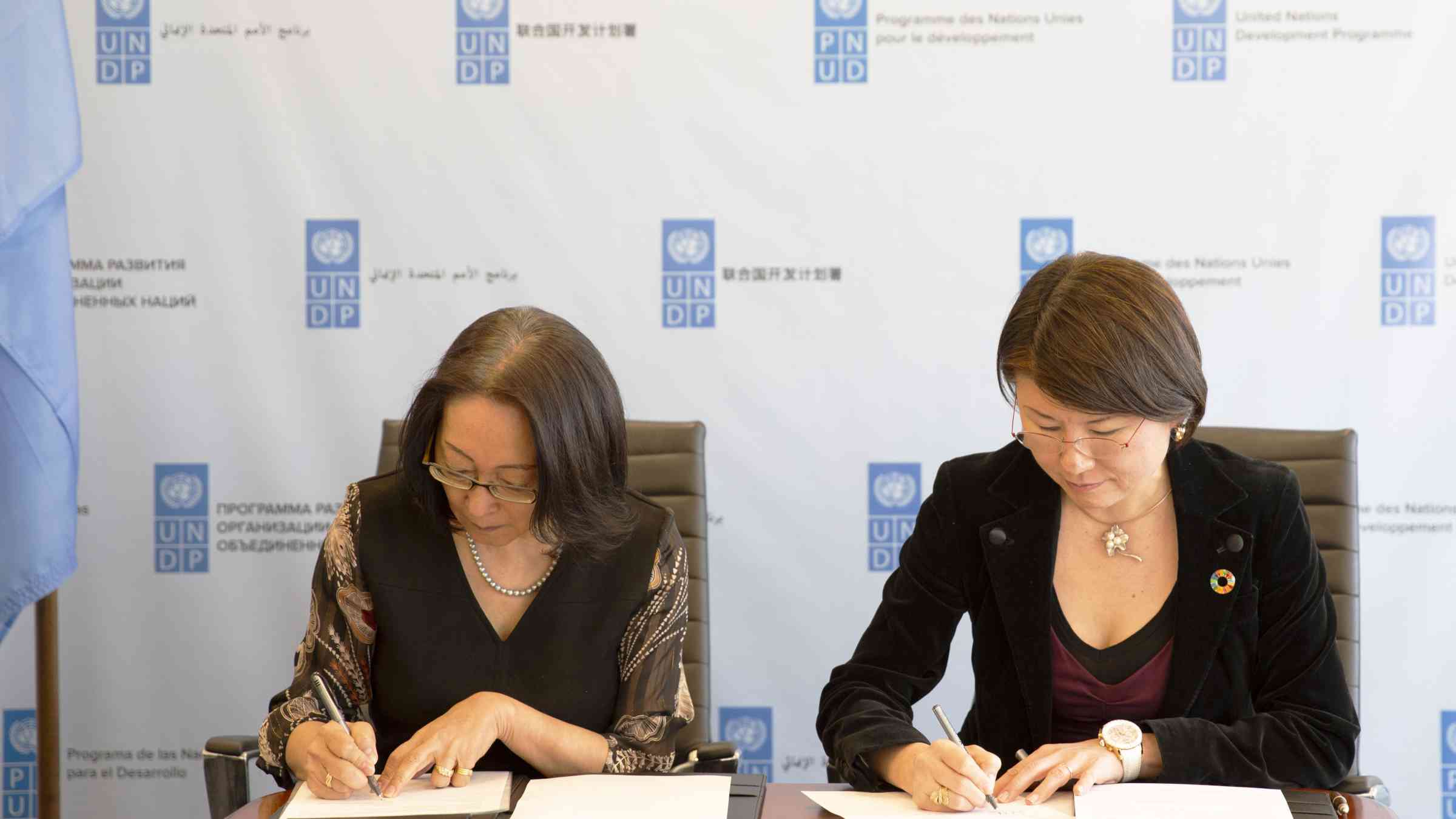 UNDRR head, Mami Mizutori, and UNDP Crisis Bureau chief, Asaka Okai, sign Statement of Intent today in New York