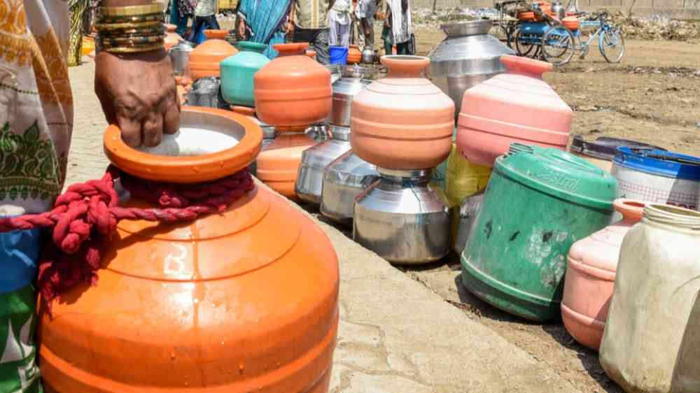 Residents of Maharashtra, India fill water in containers during drought in India (2016)