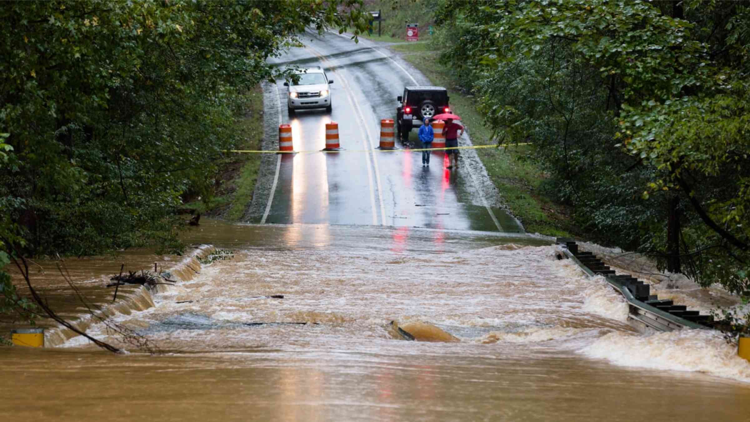 Motorists inspect a road flooded by rain from Hurricane Florence (USA, 2018)