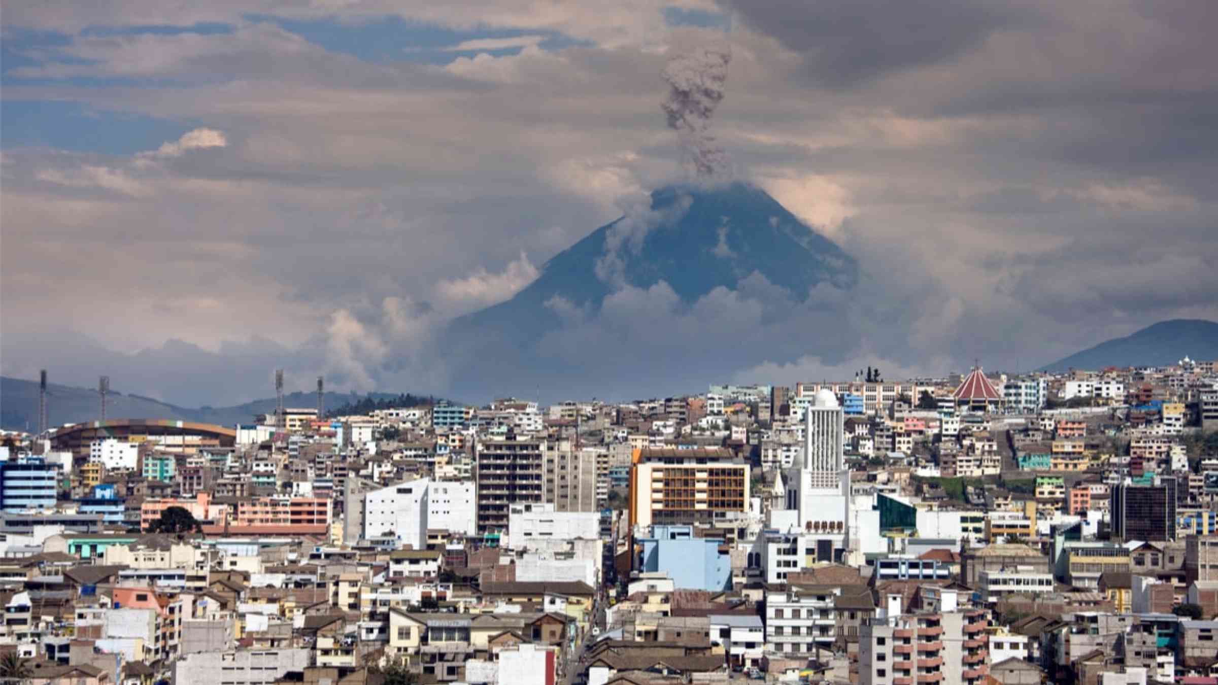 Eruption of the Tungurahua volcano above the city of Ambato, Equador (2016)