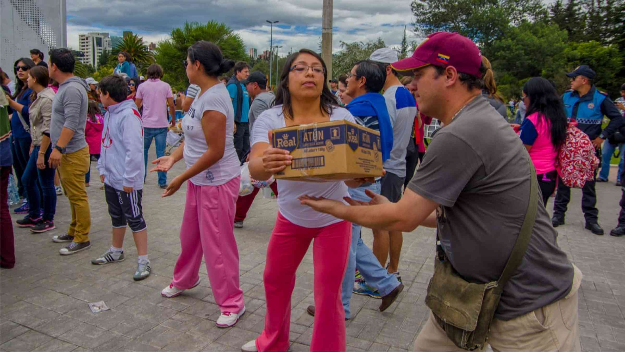 Unidentified citizens of Quito providing disaster relief for earthquake survivors (2016)