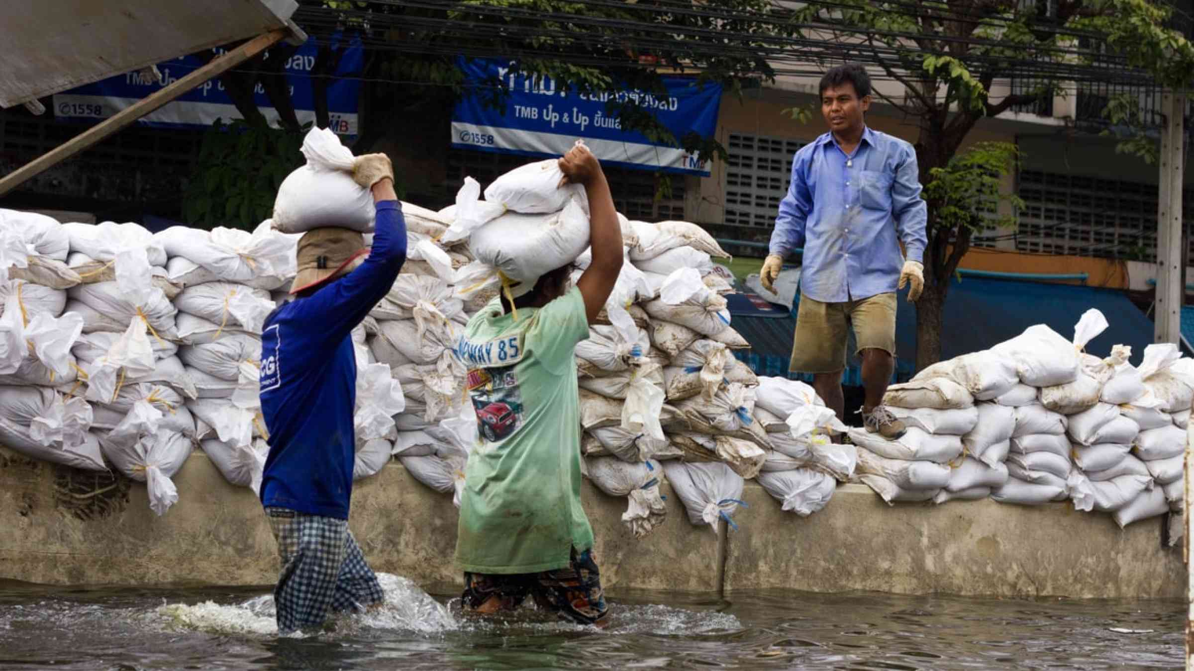 People bringing sandbags to prevent flooding in Bangkok, Thailand (2011)