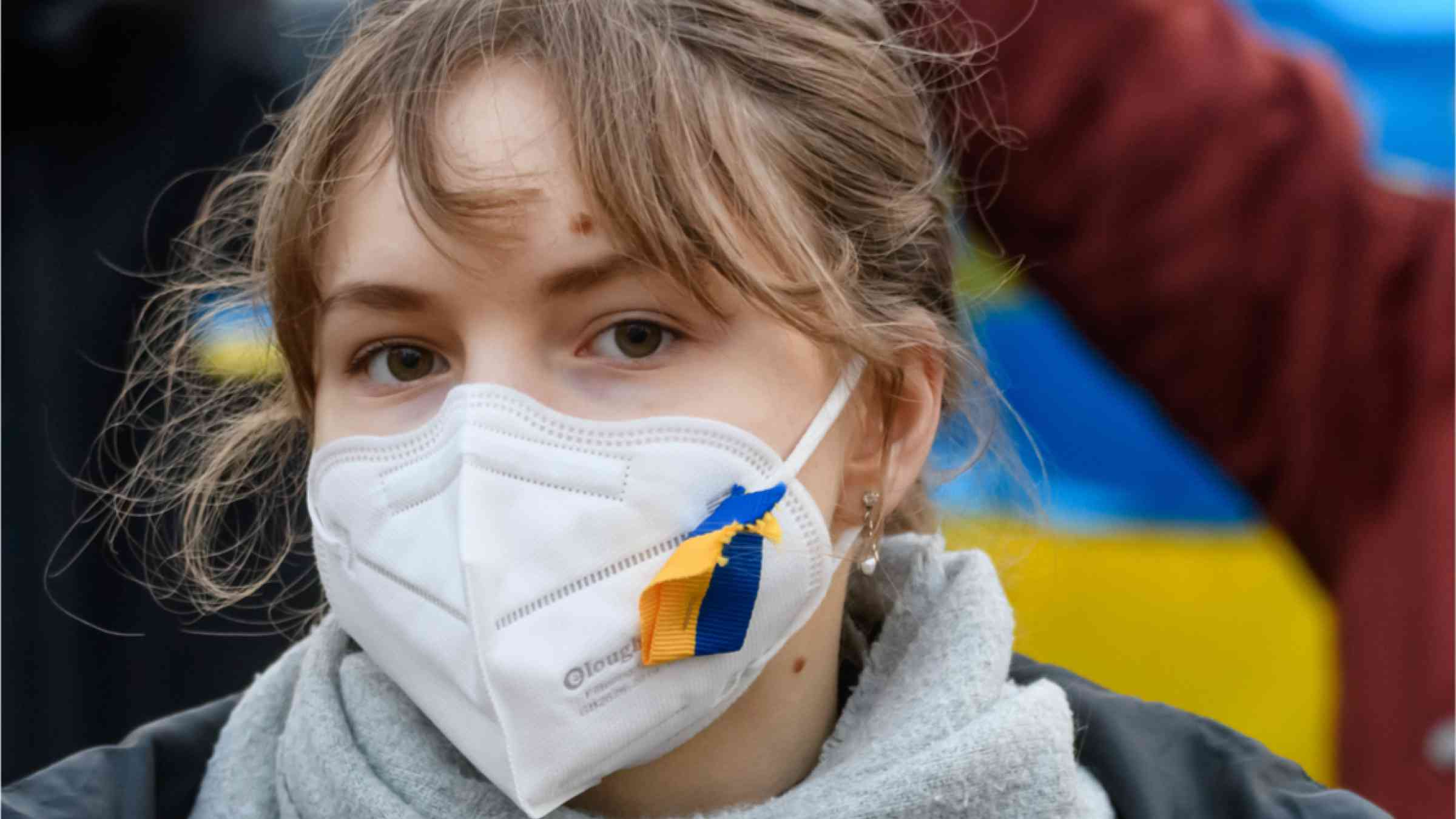Girl wearing a mask with the Ukrainian flag.