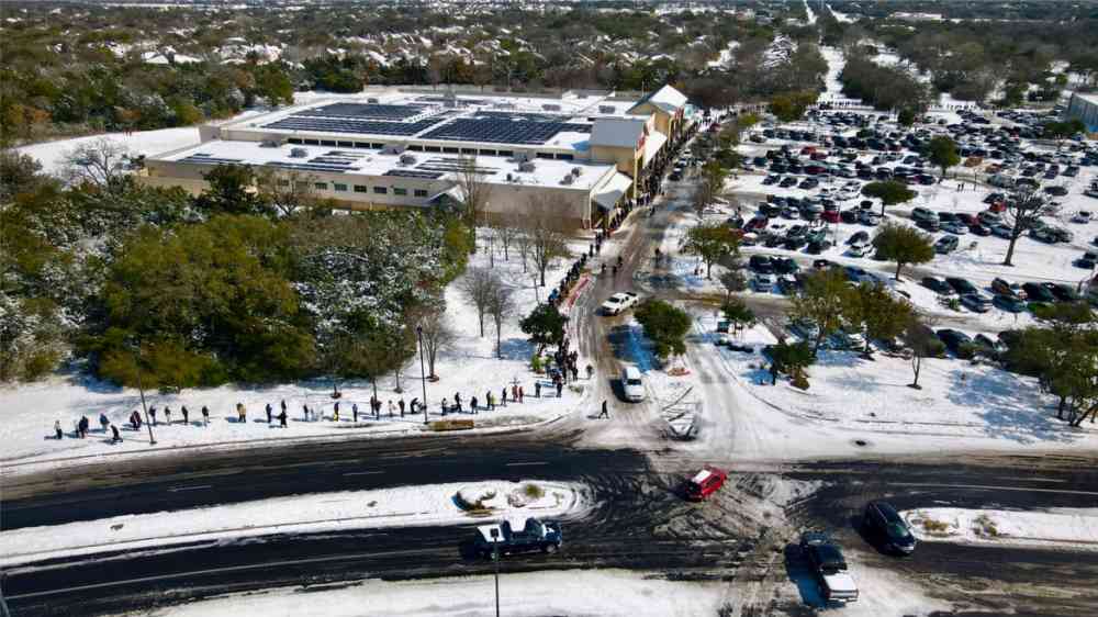 Long lines at a grocery store following power outages and frigid temperatures in Texas, USA (2021)