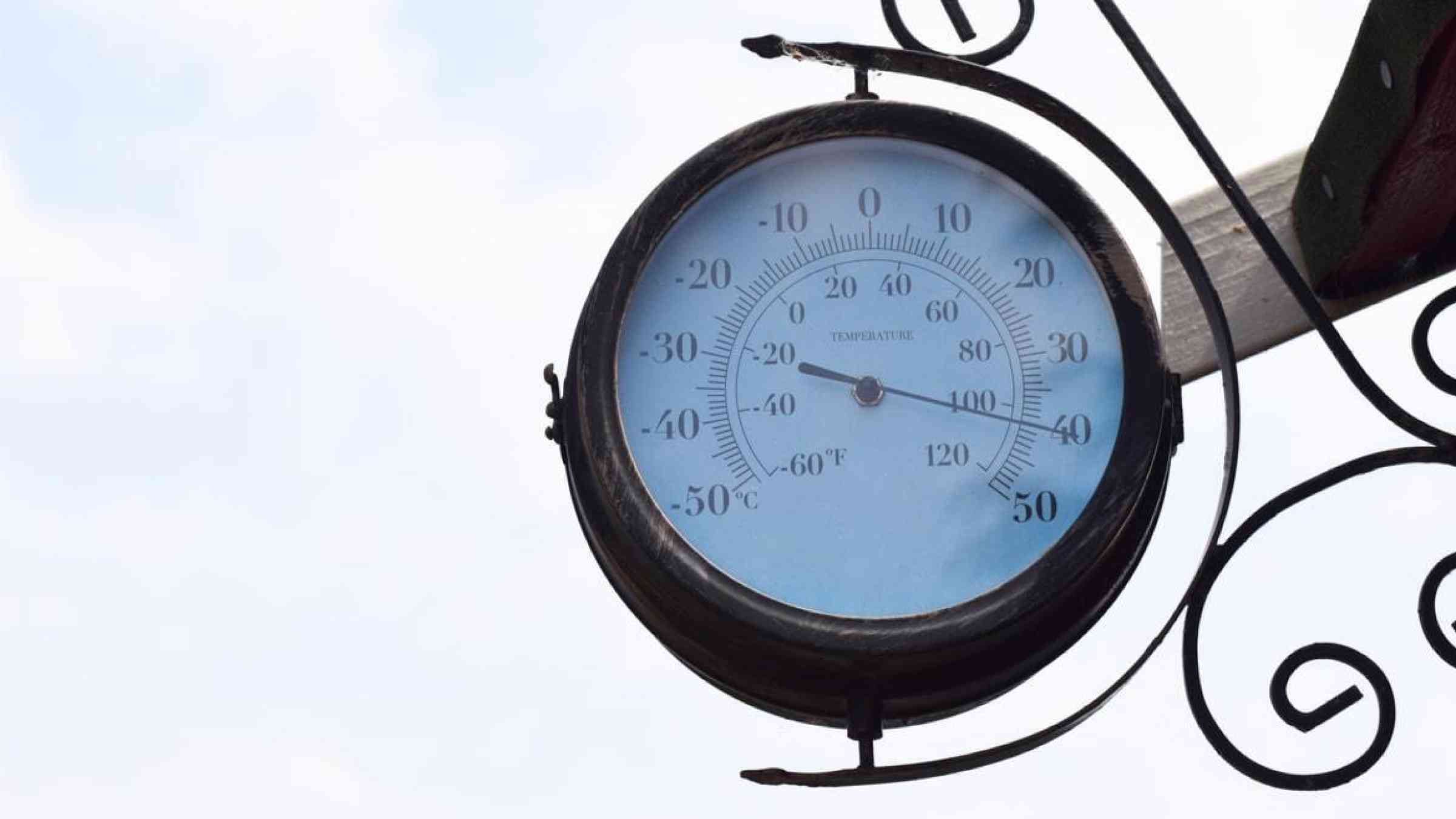 An old-fashioned thermometer in London showing the temperature at 40 C