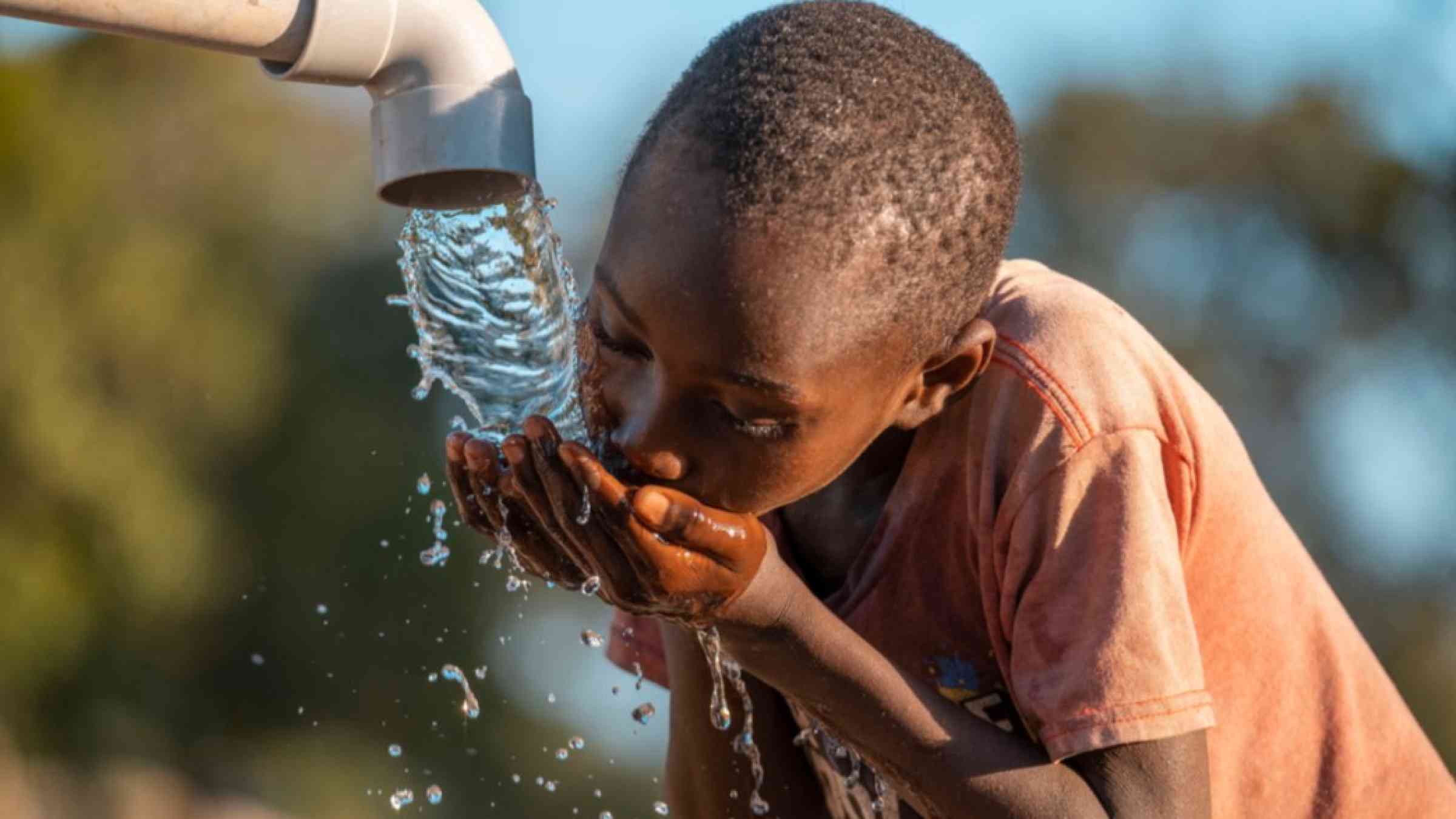 A child drinks water in Mali, Kenya