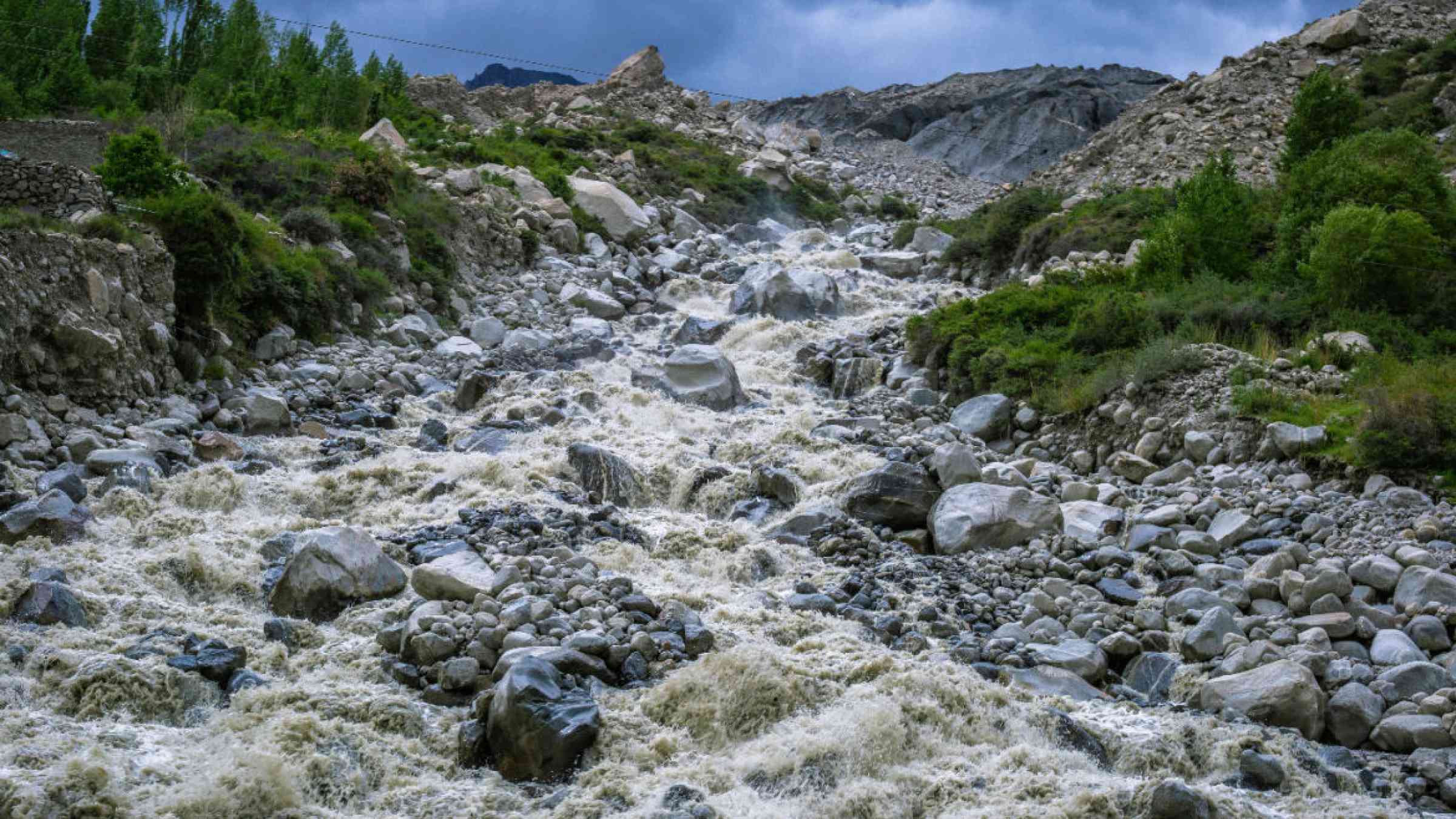 Flood in a mountain produced by a glacial lake outburst