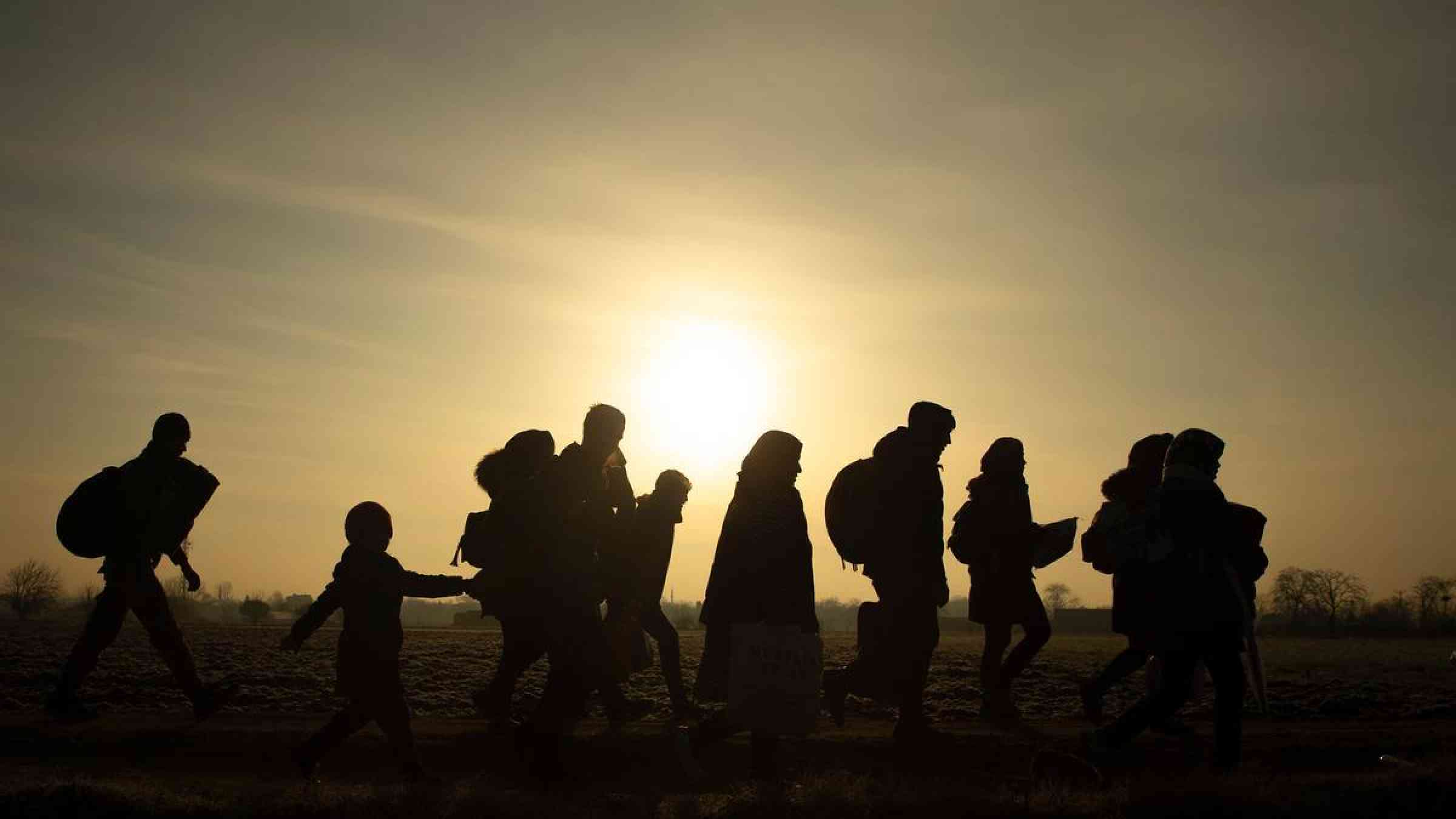 Migrants walk towards Türkiye’s Pazarkule border crossing with Greece’s Kastanies, Edirne, Türkiye