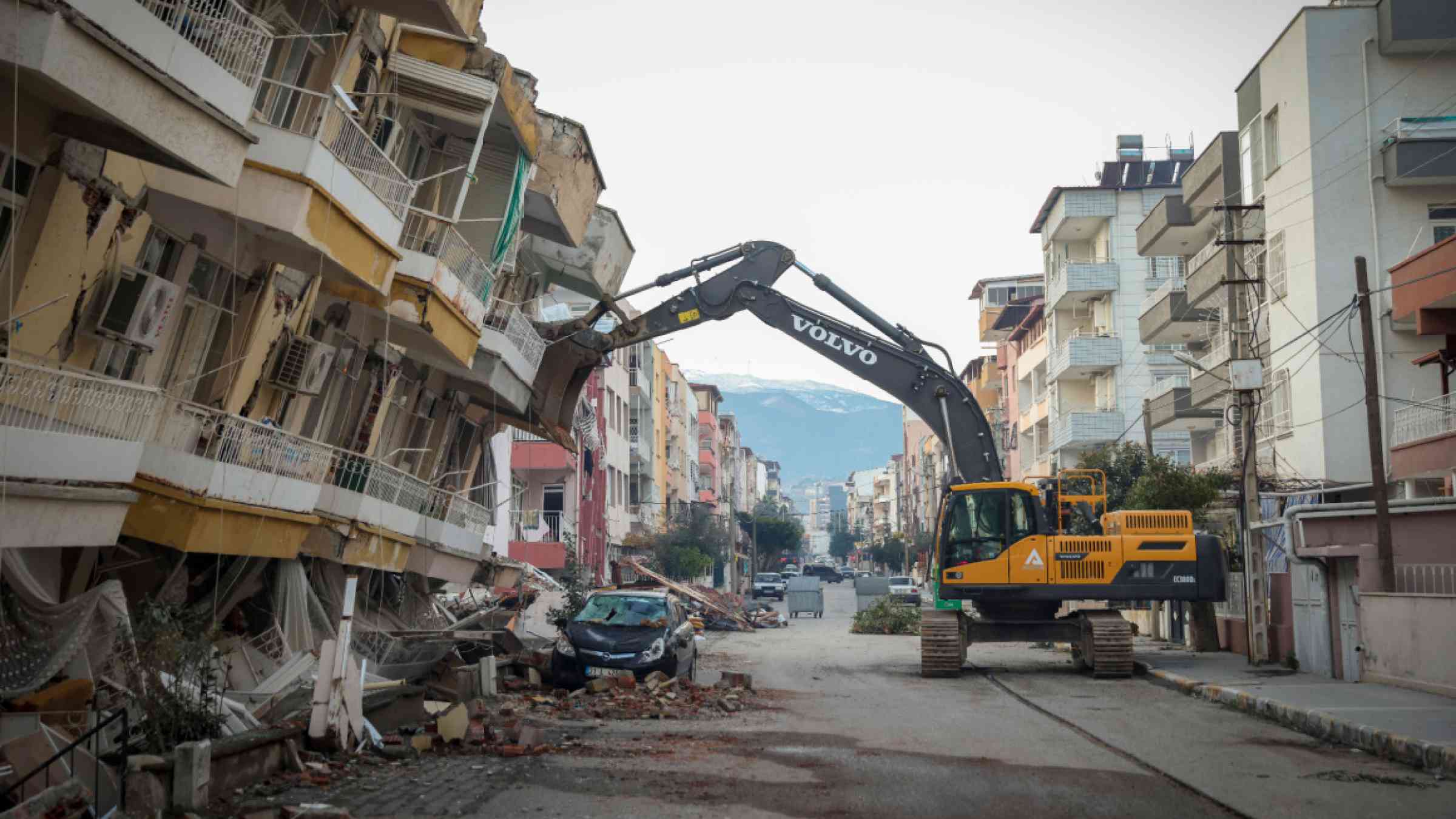Leaning buildings after the 2023 Türkiye earthquakes
