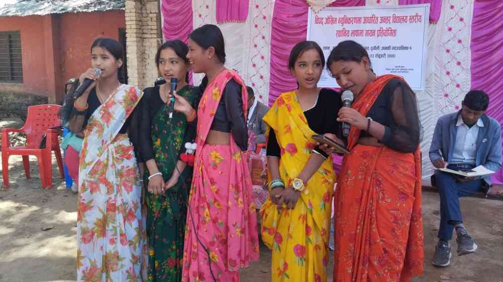 School students participating to a folk singing competition