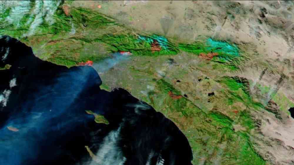 El Incendio de Palisades (abajo a la izquierda) y el Incendio de Eaton (arriba a la derecha) empezó el 7 de enero de 2025, y el Incendio de Lidia (en el centro) empezó el 8 de enero de 2025