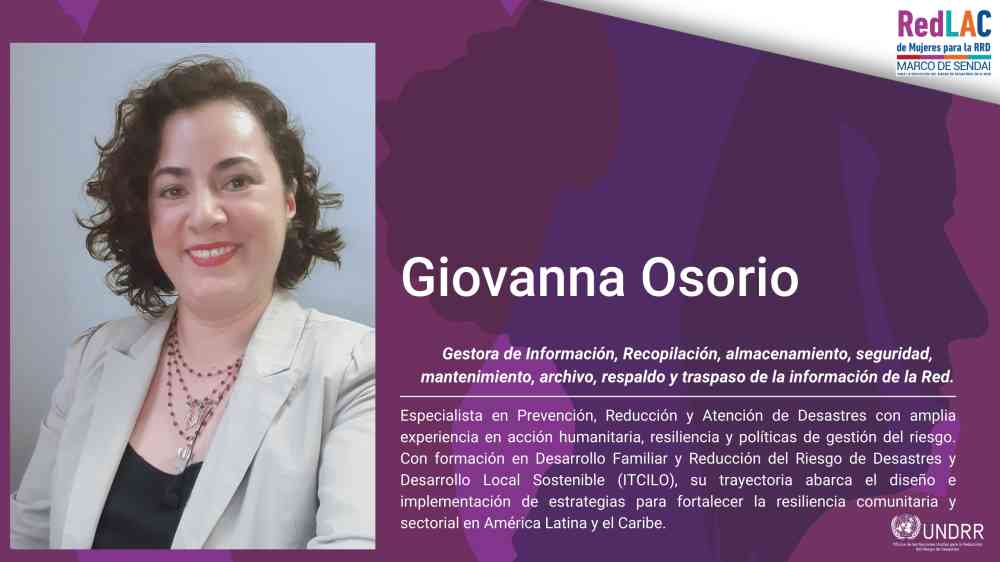 Retrato de Giovanna Osorio, Gestora de Información y archivo de la RedLAC de Mujeres para la RRD, vestida con saco claro y fondo púrpura institucional.