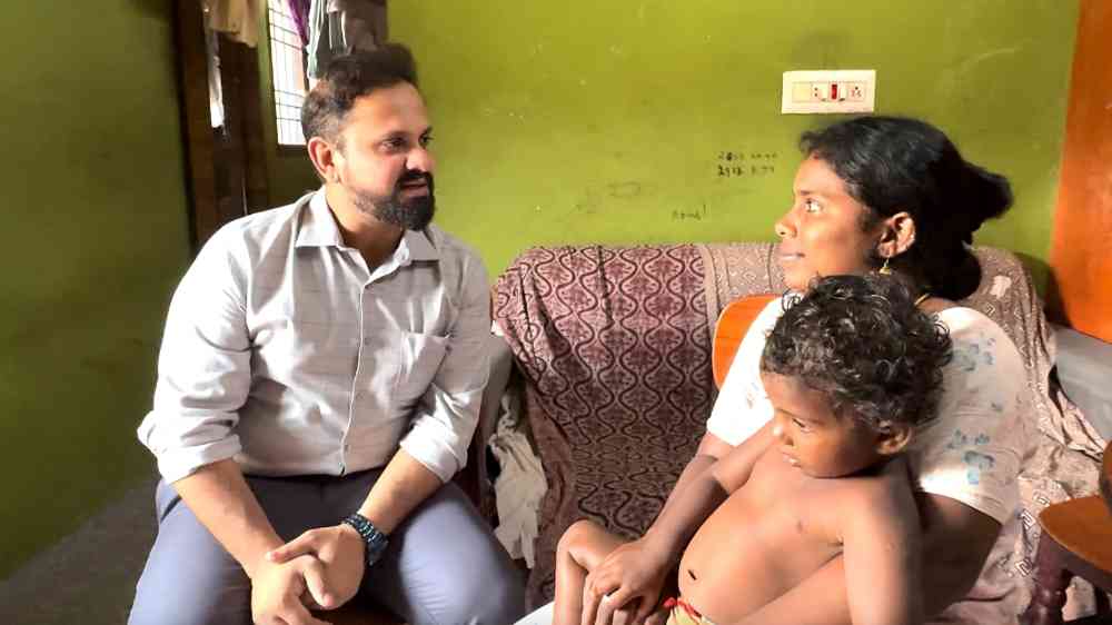 Dr. Saravanan Thangarajan discussing with a mother from Tamil Nadu, India.