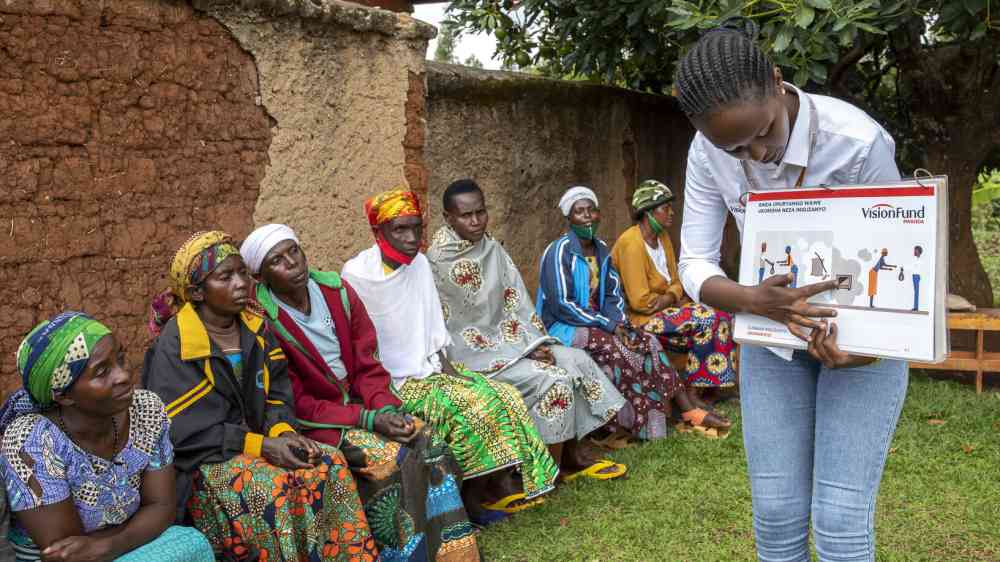 A VisionFund field officer conducts financial training for the Imbereheza Gatobotobo savings group in Rwanda. Financial education is a crucial component of VisionFund’s financial inclusion efforts.