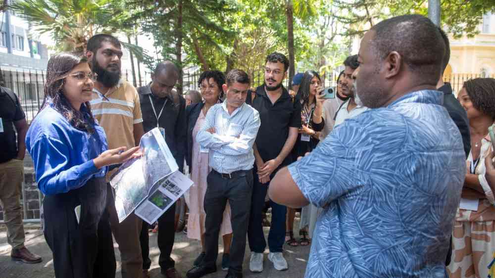 Journalists are discussing with Port Louis engineers during a field visit in the context of a workshop on risk communications in Mauritius, 27-29 October 2025.