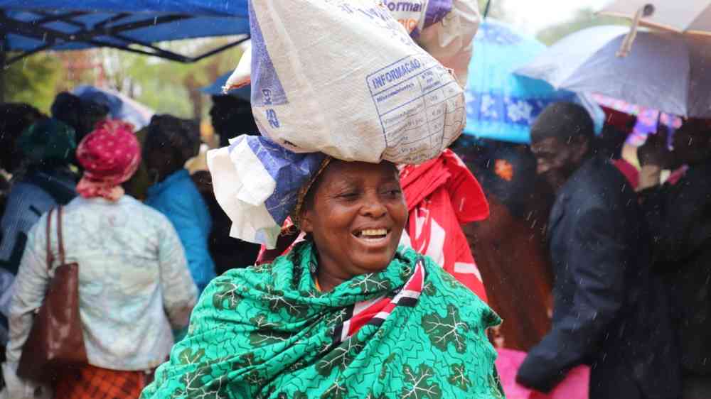 Mozambique El Nino 2023-2024 - Farmer with inputs through the E-voucher implemented by FAO project
