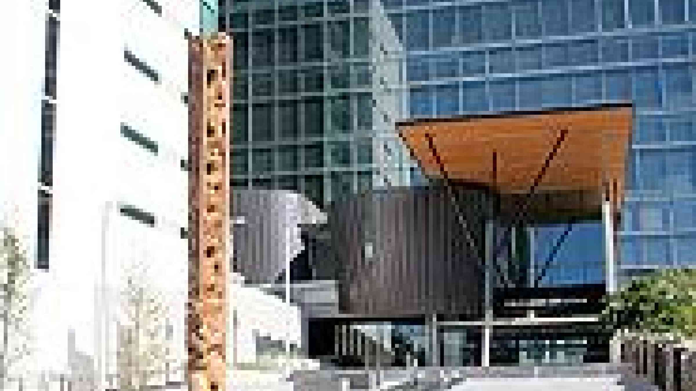 Christchurch City council HQ by Flickr user lemoncat1, Creative Commons BY-SA 2.0, http://www.flickr.com/photos/lemoncat1/5260171848/