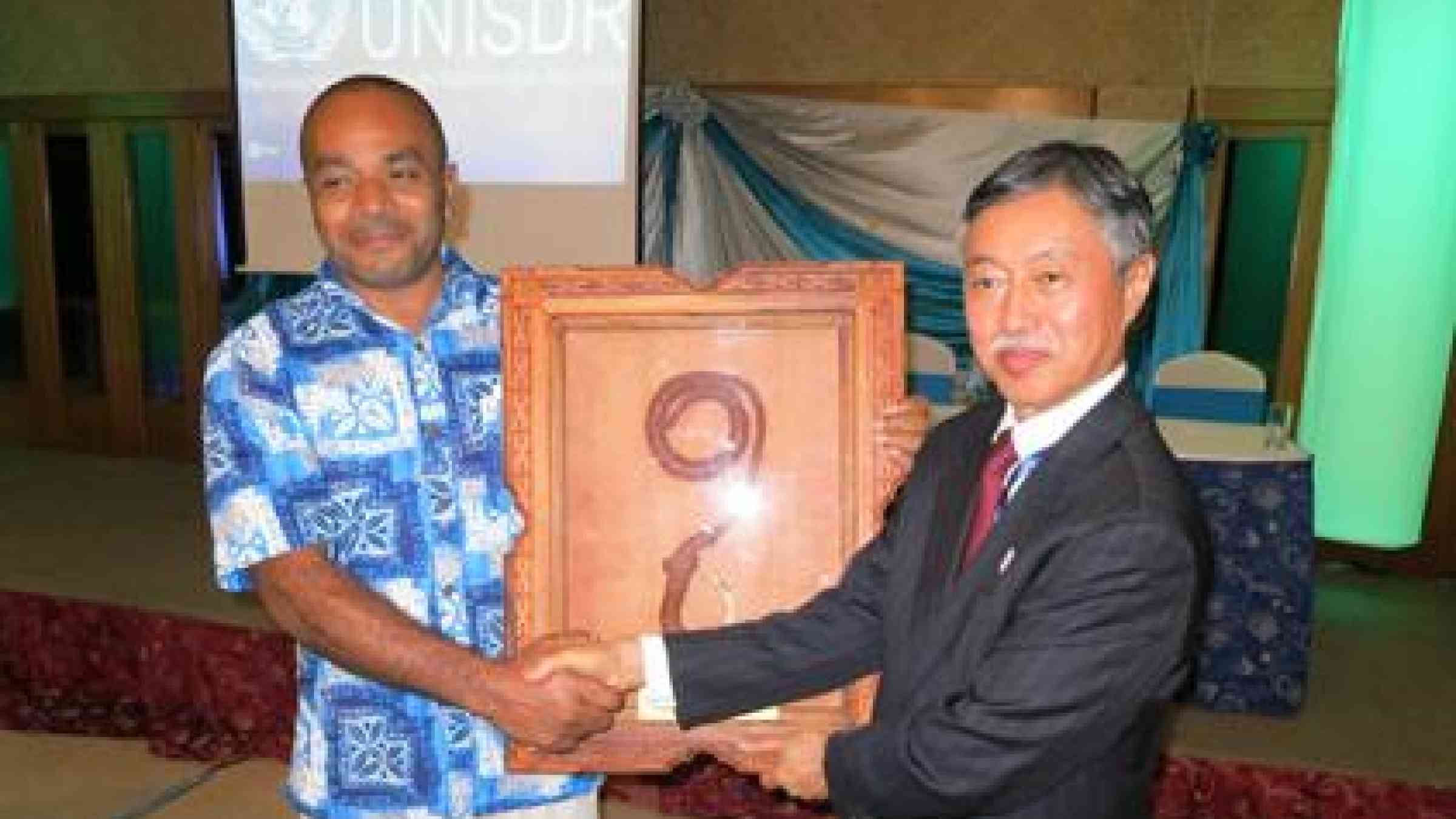 Neori Lagi (left) of the Pacific Disability Forum receives a Pacific Innovation & Leadership Award for Resilience (PILAR) from H.E. Kenichi Suganuma, Japan’s Ambassador for the Third UN World Conference on Disaster Risk Reduction. (Photo: UNISDR)