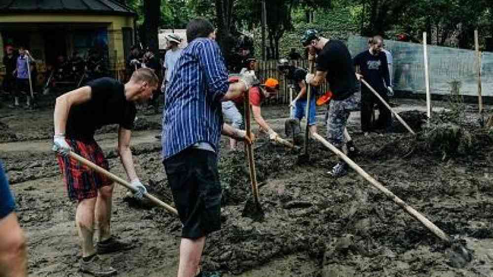 Volunteers have flocked to Tbilisi's devastated zoo to help clear the debris