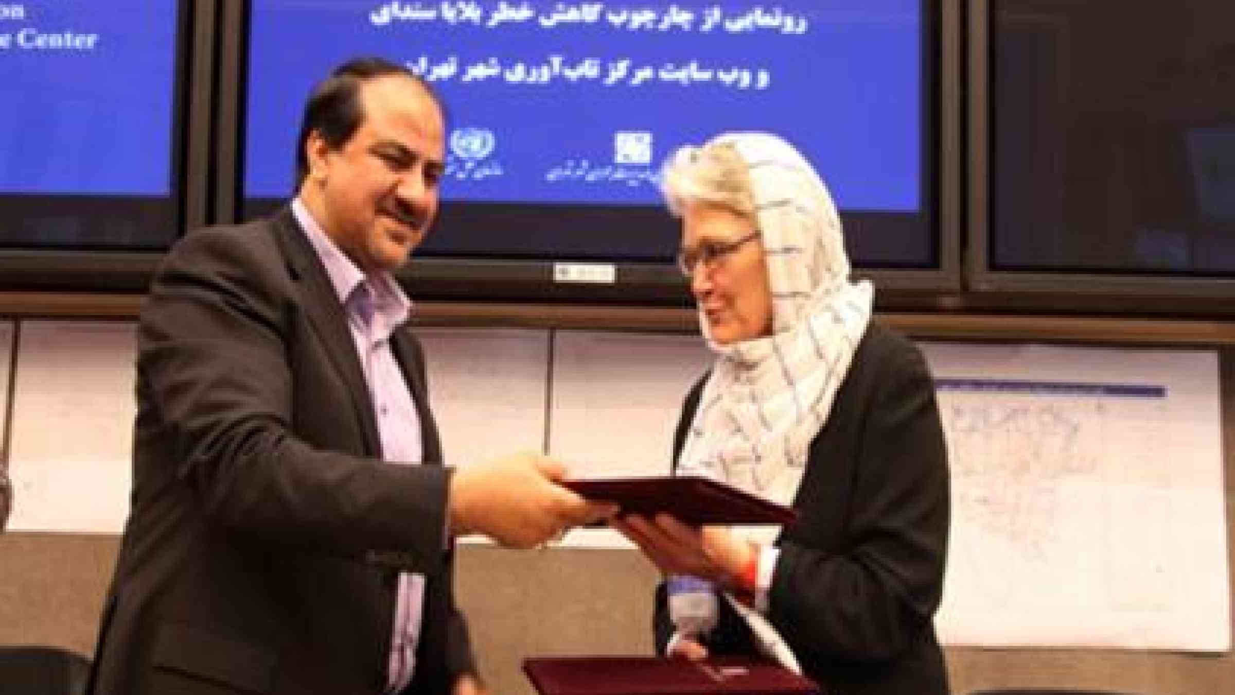 Dr. Ahmad Sadeghi, the head of the Tehran Disaster Mitigation and Management Organization  presenting the head of UNISDR, Ms. Margareta Wahlstrom, with a copy of the Sendai Framework translated into Farsi. (Photo: UNISDR)