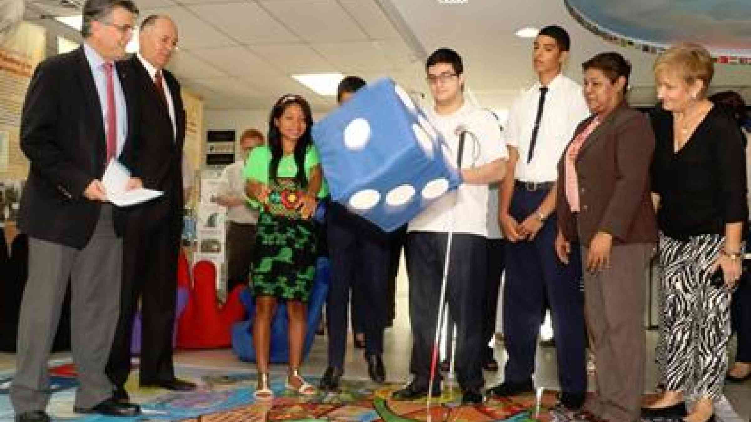 Walter Cotte, International Federation of Red Cross (IFRC) and Ricardo Mena, UNISDR deliver “Giant Riskland” to young people from indigenous communities and the Panamanian Institute for Special Education (IPHE). (Photo: UNISDR)