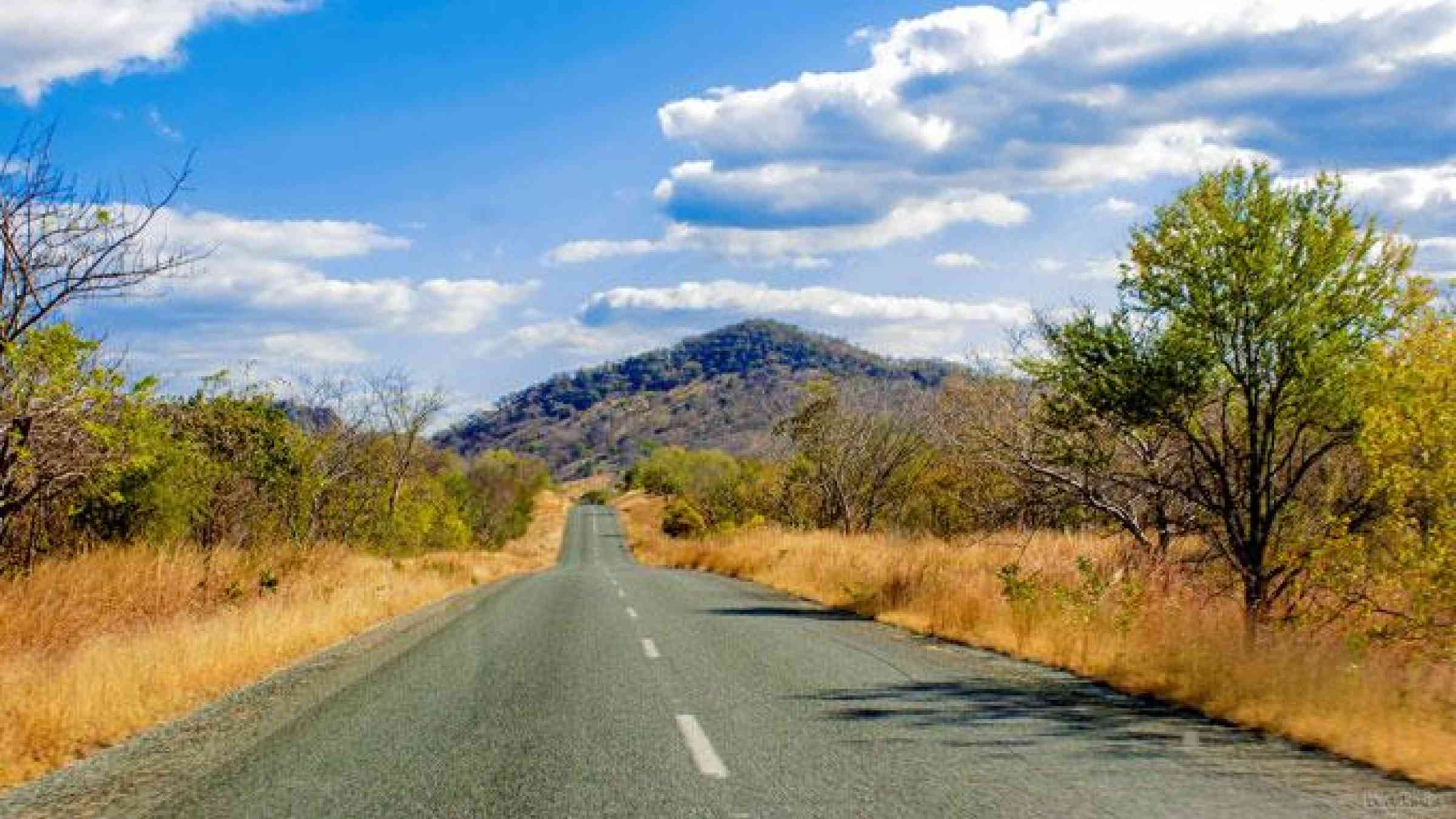 Road in Mozambique. Photo by Flickr Ismail Mia CC BY-NC-ND 2.0 https://flic.kr/p/posQ5r