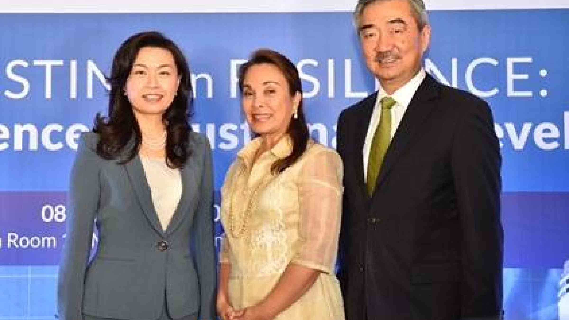ARISE board members Ms. Sandra Wu (left) and Mr. Hans Sy with UNISDR Champion Senator Loren Legarda at the 5th Top Leaders Forum in Manila, which underlined the key role of public-private partnership in increasing disaster resilience (Photo: ARISE Philippines)