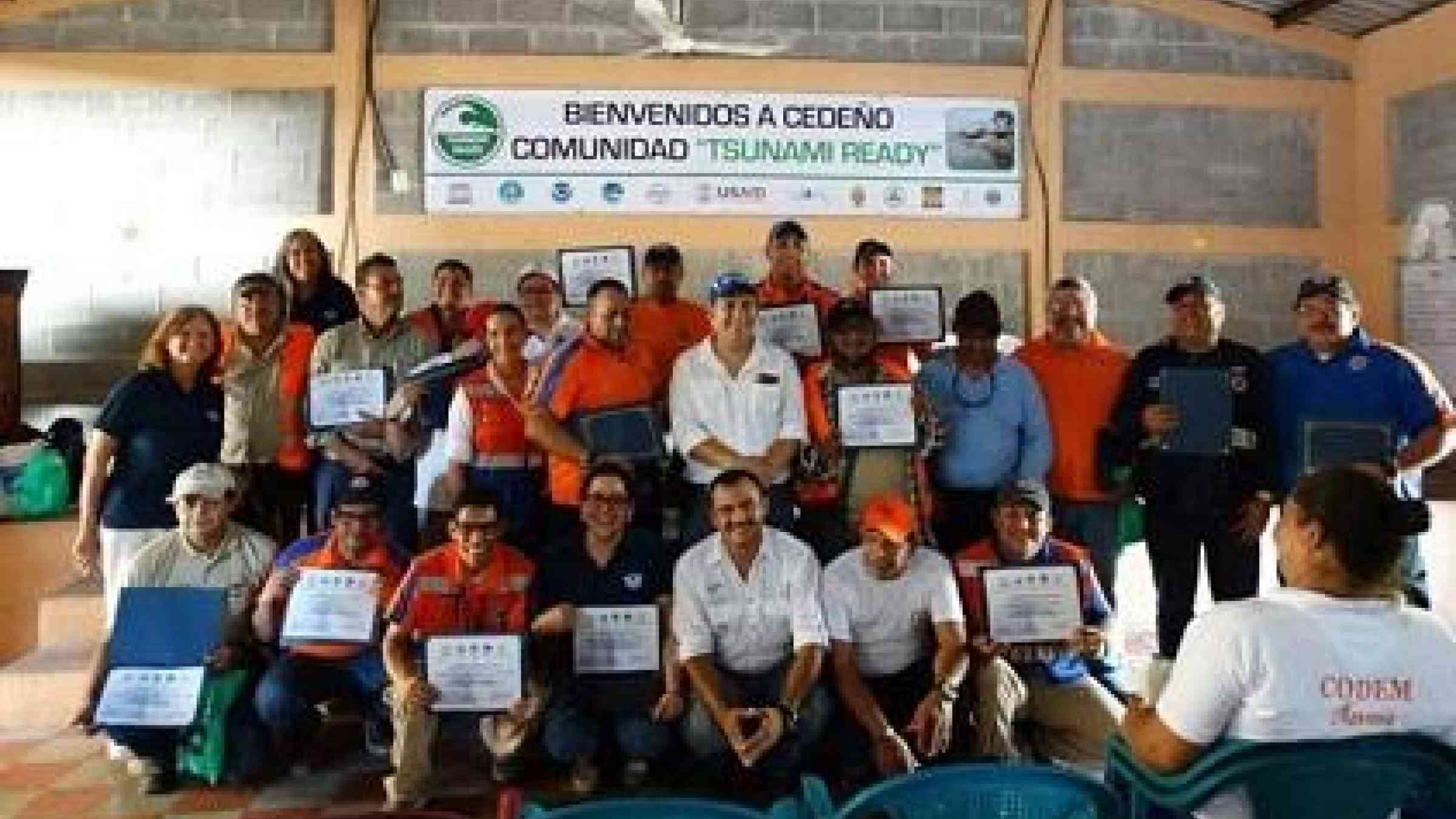 Recognising communities as "Tsunami Ready" is a powerful means to curb risk. Cedeño, a fishing town in Honduras, was honoured last week. (Photo: NOAA/CTWP)