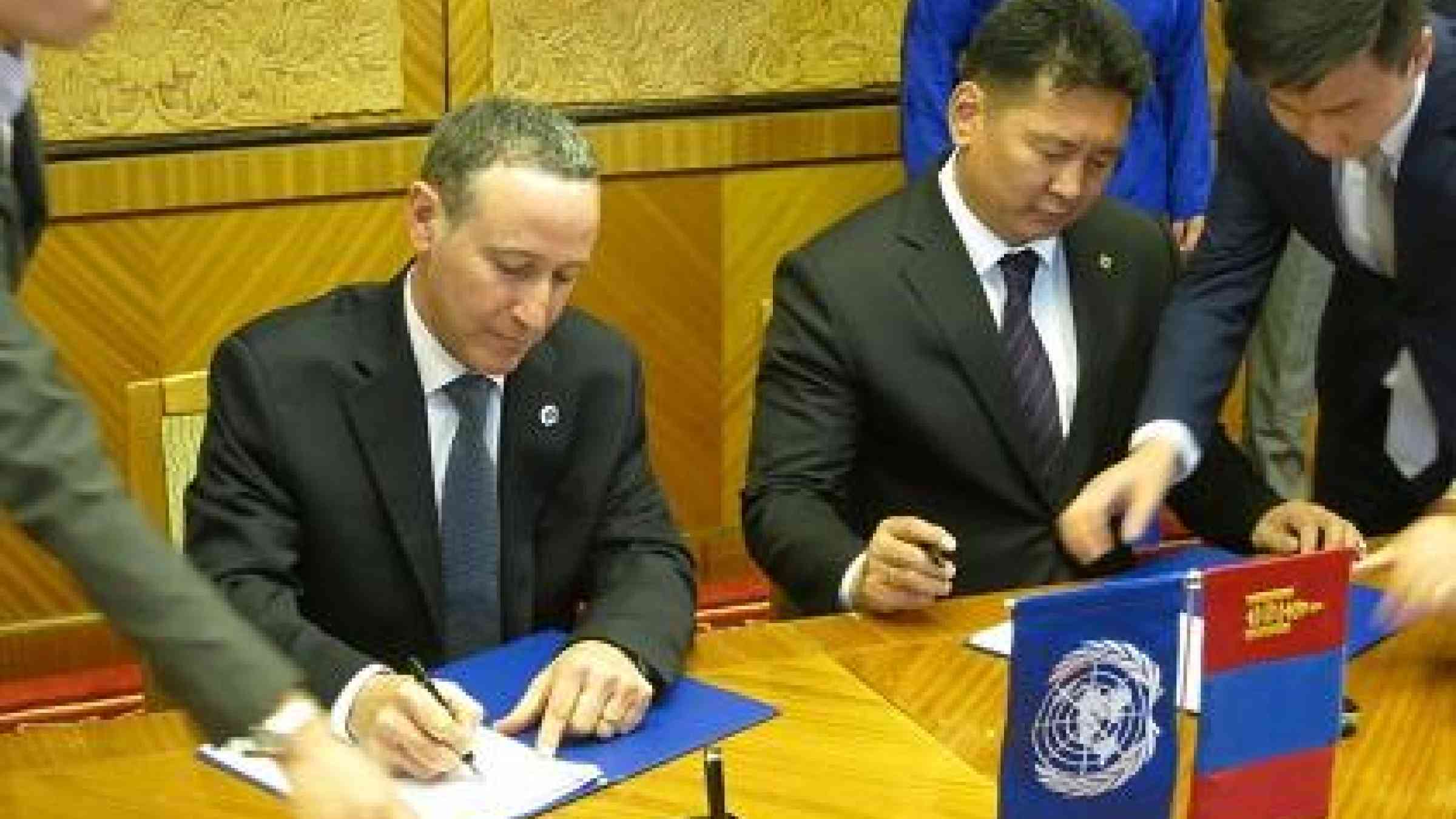 The Deputy Prime Minister of Mongolia, Mr. Khurelsukh Ukhnaa (right) and Mr. Robert Glasser, Special Representative of the UN Secretary-General for Disaster Risk Reduction, sign the Statement of Cooperation to co-organize the Asian Ministerial Conference on Disaster Risk Reduction in Ulaanbaatar in 2018 (Photo: UNISDR)