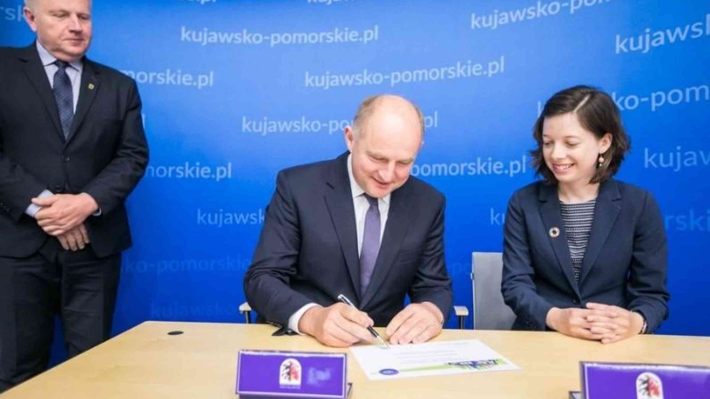 At a signing ceremony in Toruń, the Marshall of the Kujawsko-Pomorskie Region, Mr. Piotr Calbecki, and Ms. Rosalind Cook, of UNISDR's Regional Office for Euroope