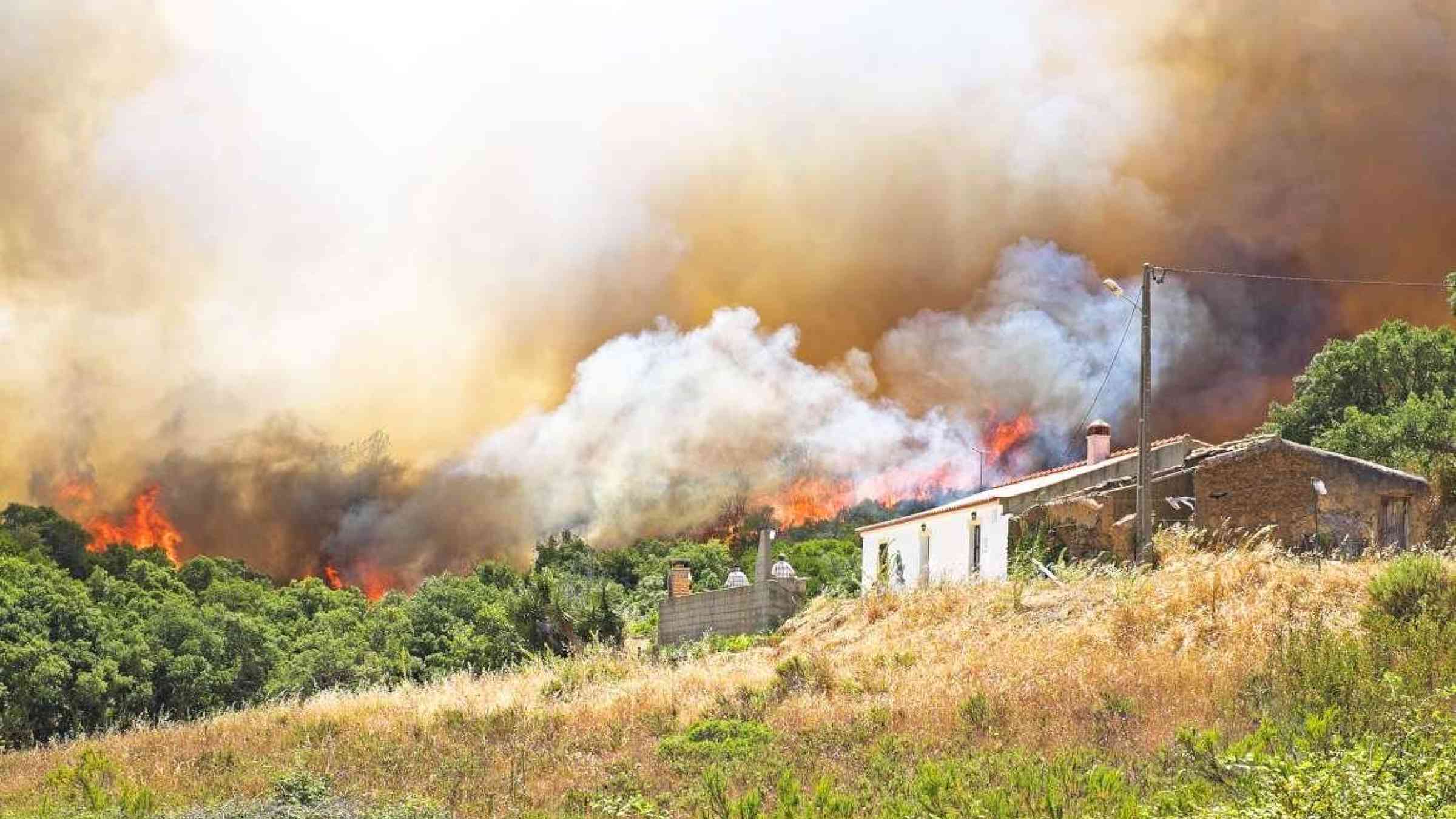 Huge forest fire threatens homes in Portugal