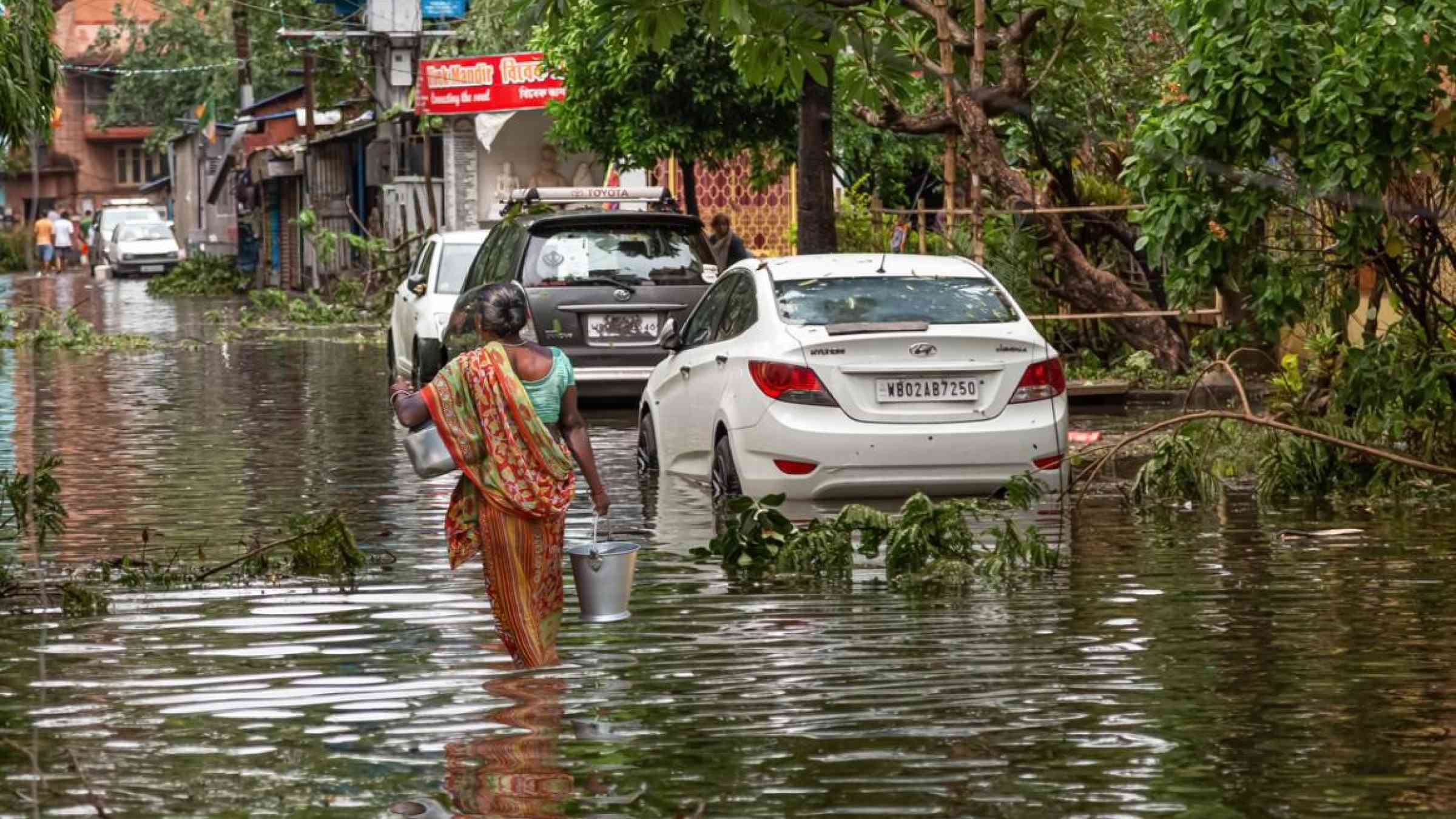 The impact of cyclone Amphan in Kolkata, India (May 2020). Roop_Dey/Shutterstock