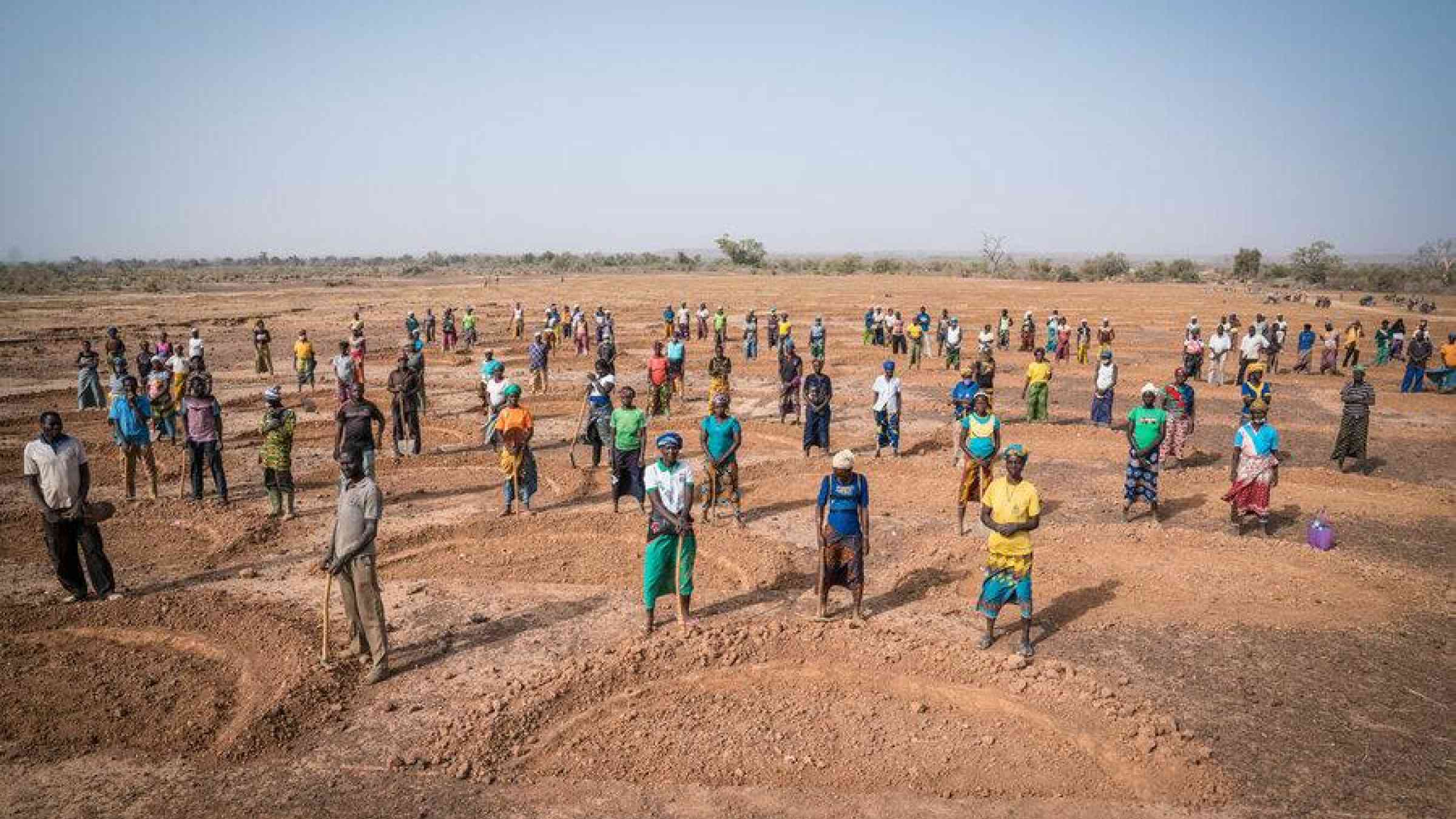 Burkina Faso: Participants in a WFP soil rehabilitation project in Sirighin in March — 2.9 million people will face hunger during the upcoming lean season according to the latest Cadre Harmonisé figures. Photo: WFP/Evelyn Fey
