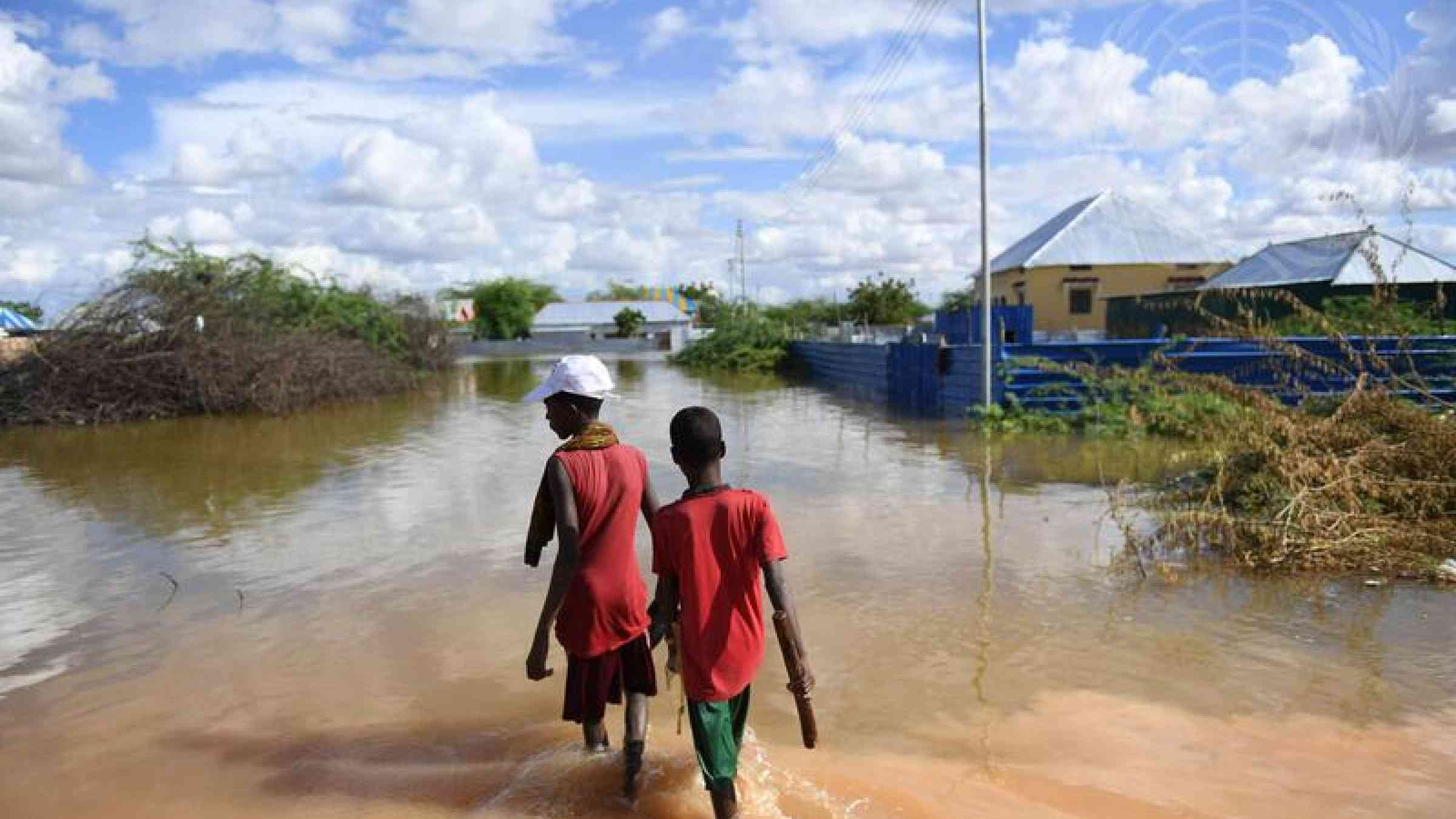 Young boys of Hawa-taako walk through a section of the flooded residential area in Belet Weyne, Somalia (2018). UN Photos