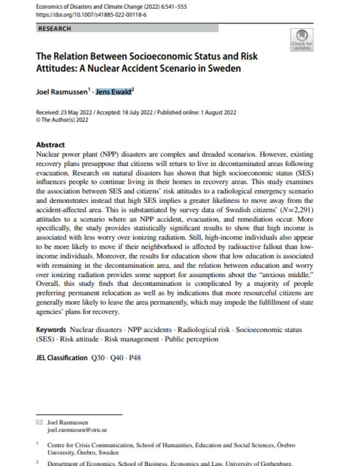 Cover of The relation between socioeconomic status and risk attitudes: A nuclear accident scenario in Sweden